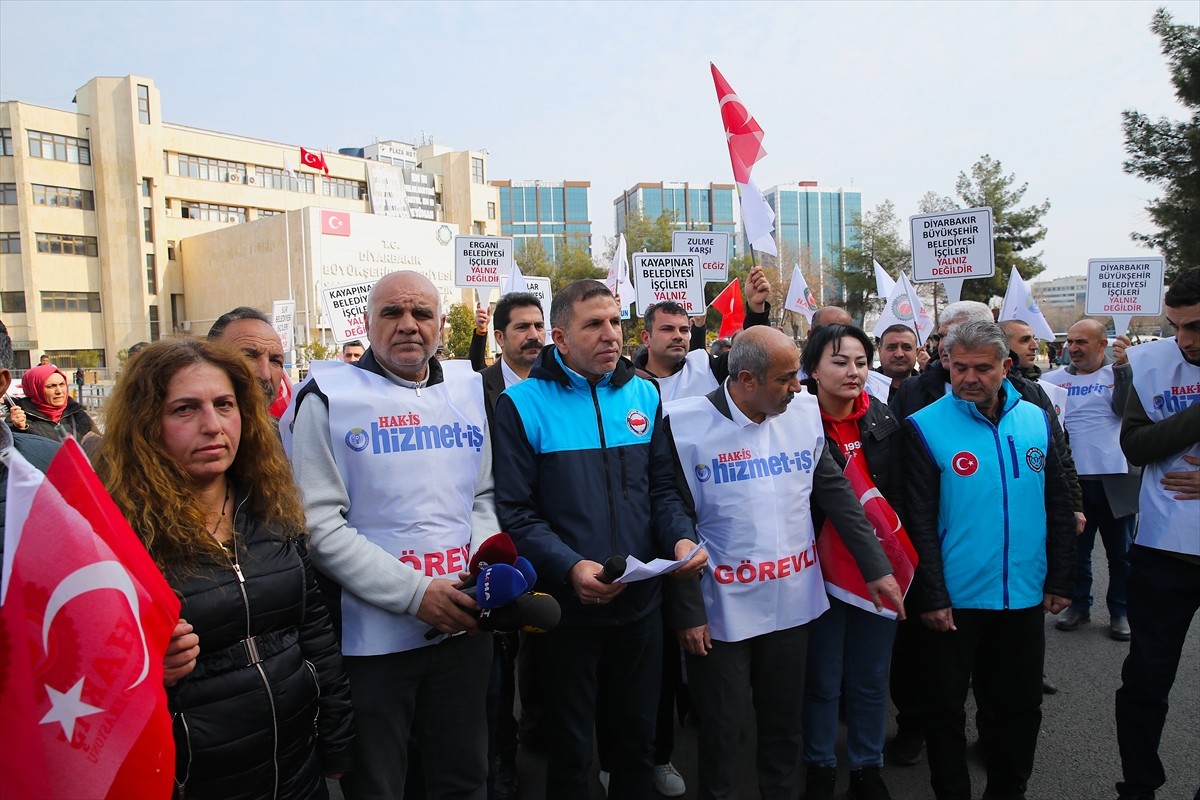 Diyarbakır'da bazı belediyelerde işten çıkarılan işçilerin eylemi devam ediyor. Memur-Sen...