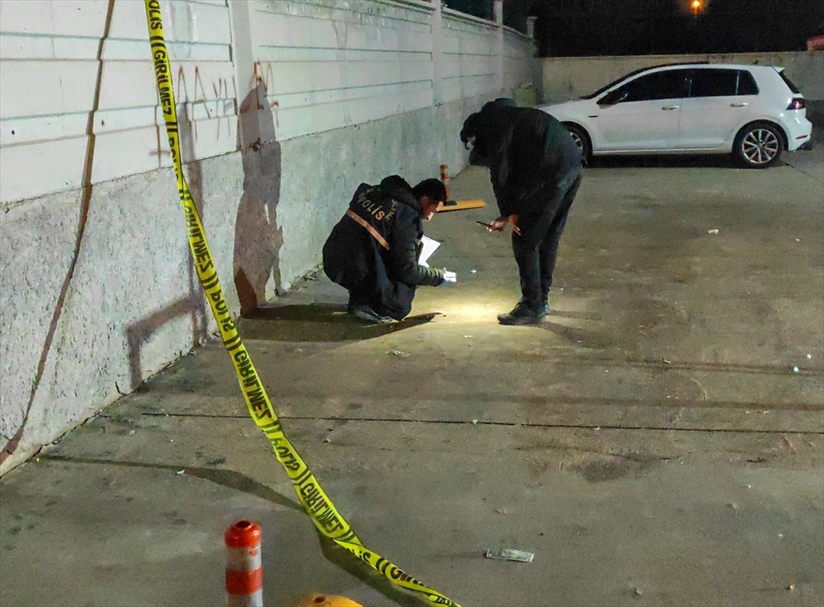 Diyarbakır'da bir düğün salonunun önünde çıkan silahlı ve bıçaklı kavgada 3 kişi yaralandı. Polis...