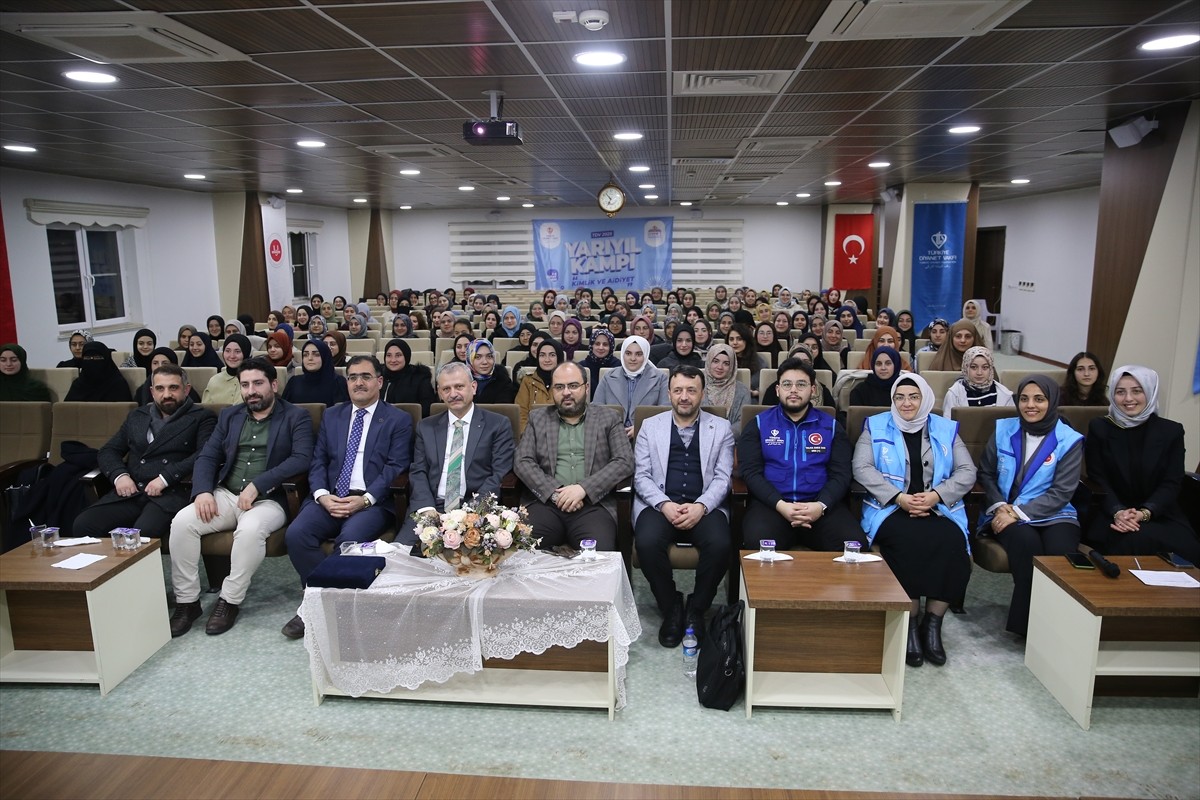 Diyarbakır'da, Türkiye Diyanet Vakfı (TDV) Yarıyıl Kampı Kapanış Töreni düzenlendi.