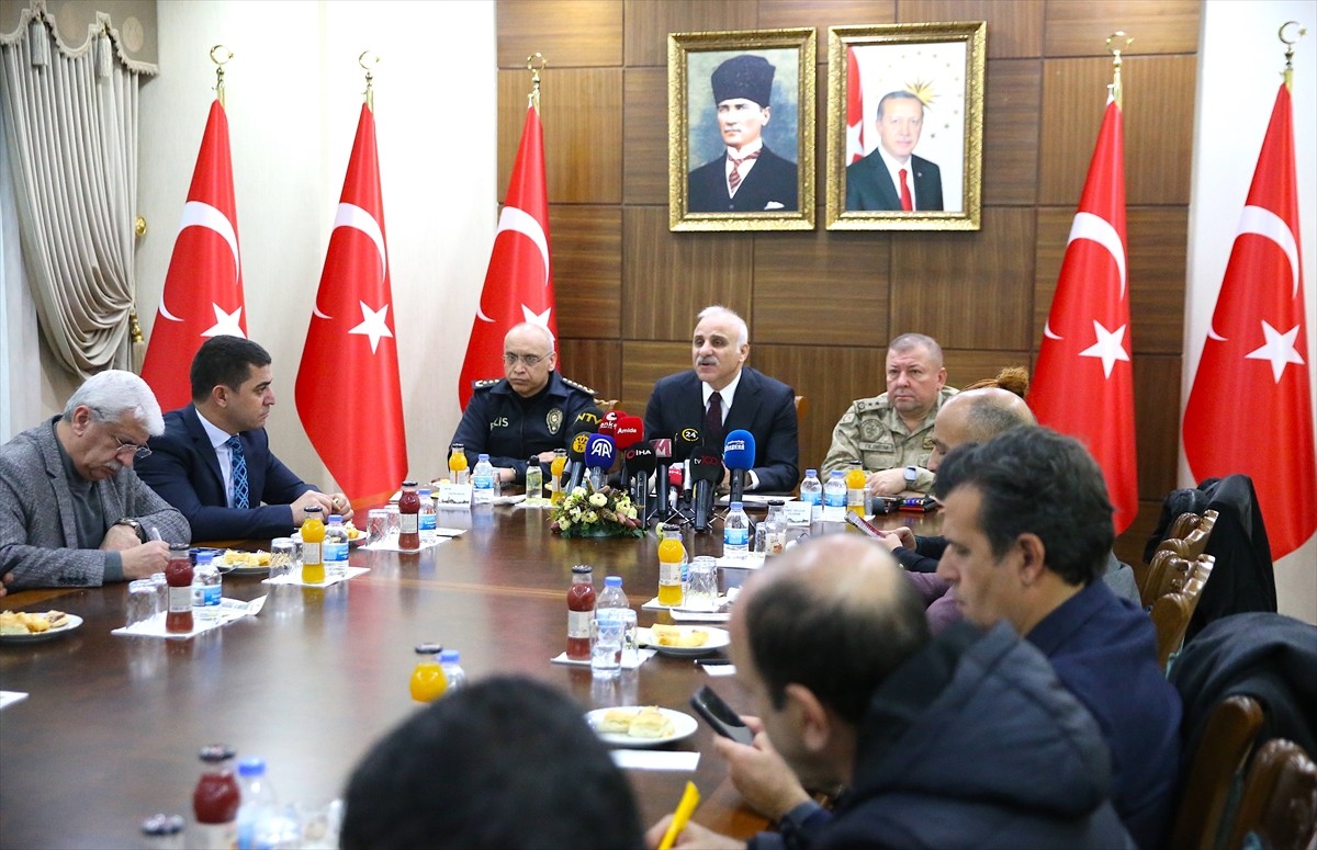 Diyarbakır Valisi Murat Zorluoğlu, Valilikte düzenlenen "2024 Asayiş Değerlendirme Toplantısı"nda...