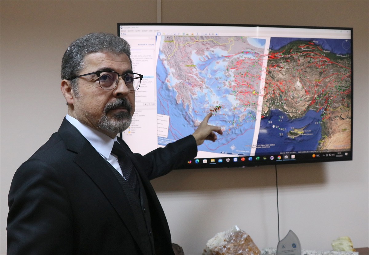 Dokuz Eylül Üniversitesi (DEÜ) Deprem Araştırma ve Uygulama Merkezi (DAUM) Müdürü Prof. Dr. Hasan...