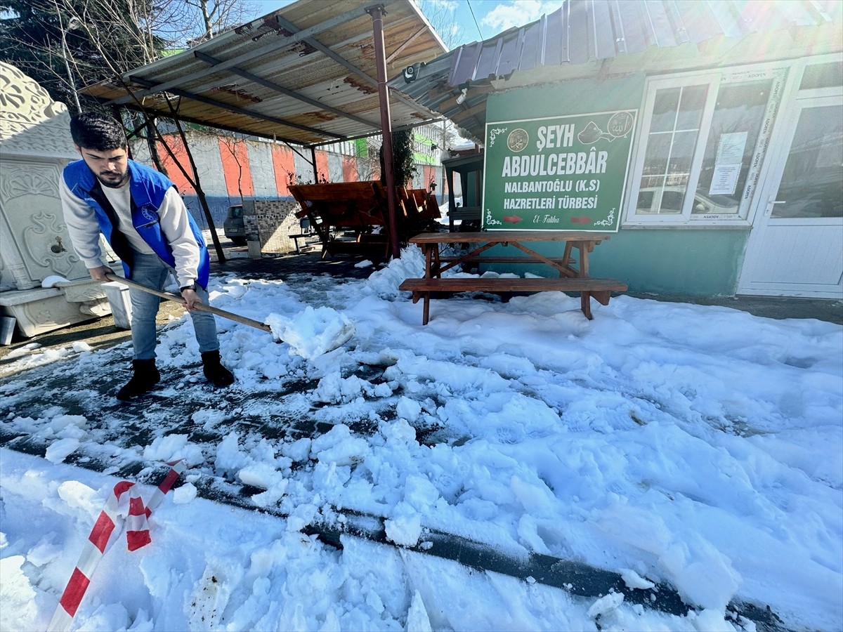 Düzce'de gönüllü gençler, ramazan dolayısıyla tarihi camilerde temizlik yaptı. Kentte birçok...