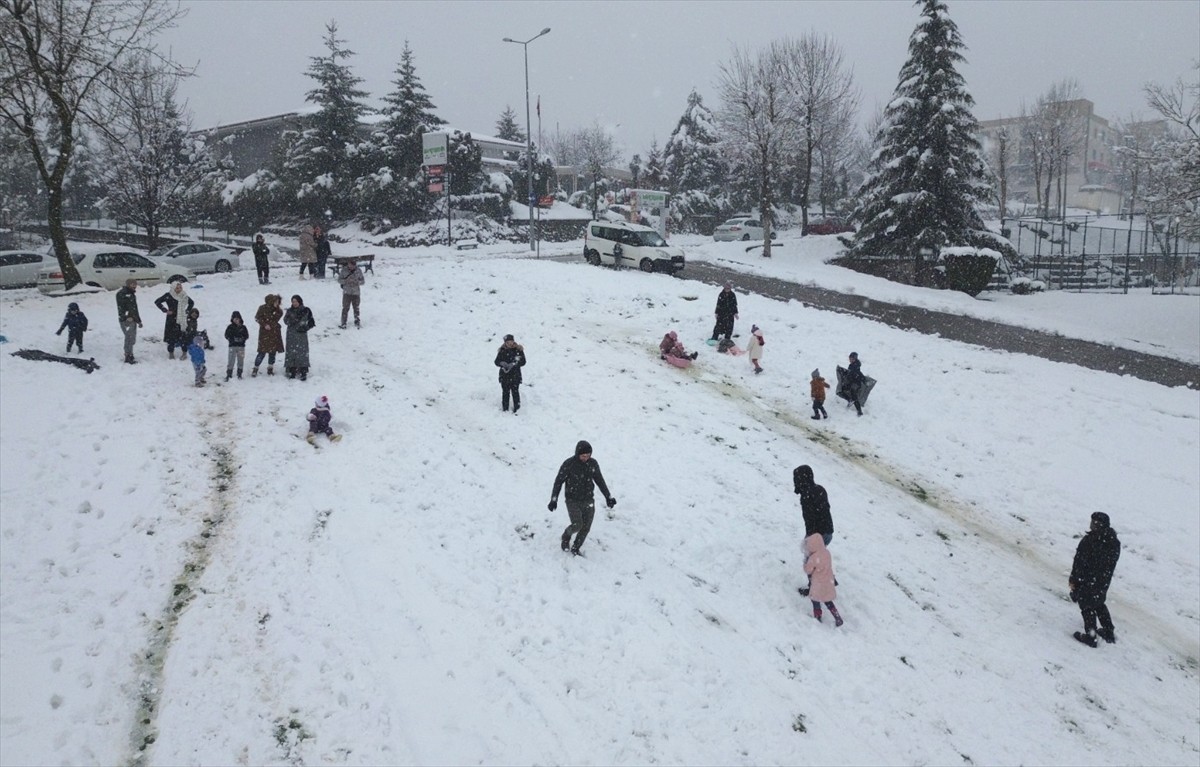 Düzce'de kar yağışı nedeniyle eğitime 1 gün ara verilmesini fırsat bilen çocuklar, kızakla kaydı...