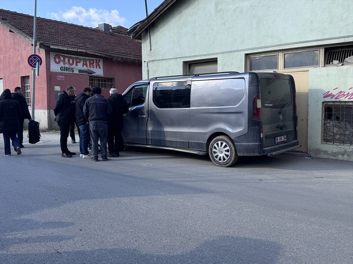 Edirne'de aracının plakasını bantla kapatıp orijinalindeki "F" harfini siyah bantla "E" harfine...