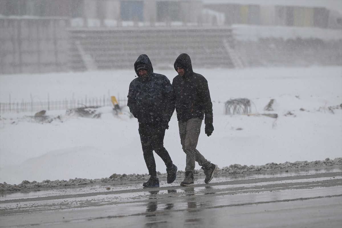 Edirne'de aralıklarla görülen kar yağışı, sabah saatlerinden itibaren etkisini artırdı.