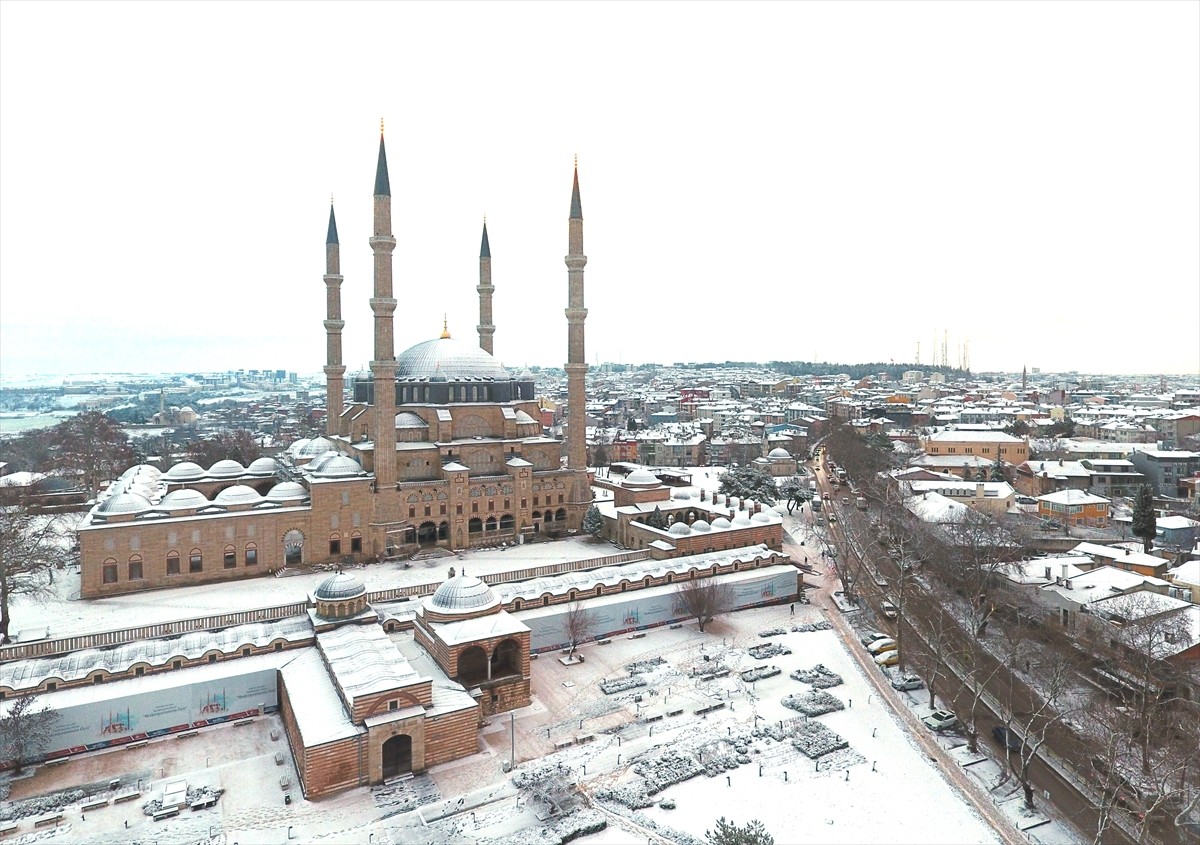 Edirne'de dün öğleden sonra hafif etkili olmaya başlayan kar, akşam saatlerinde etkisini artırdı....