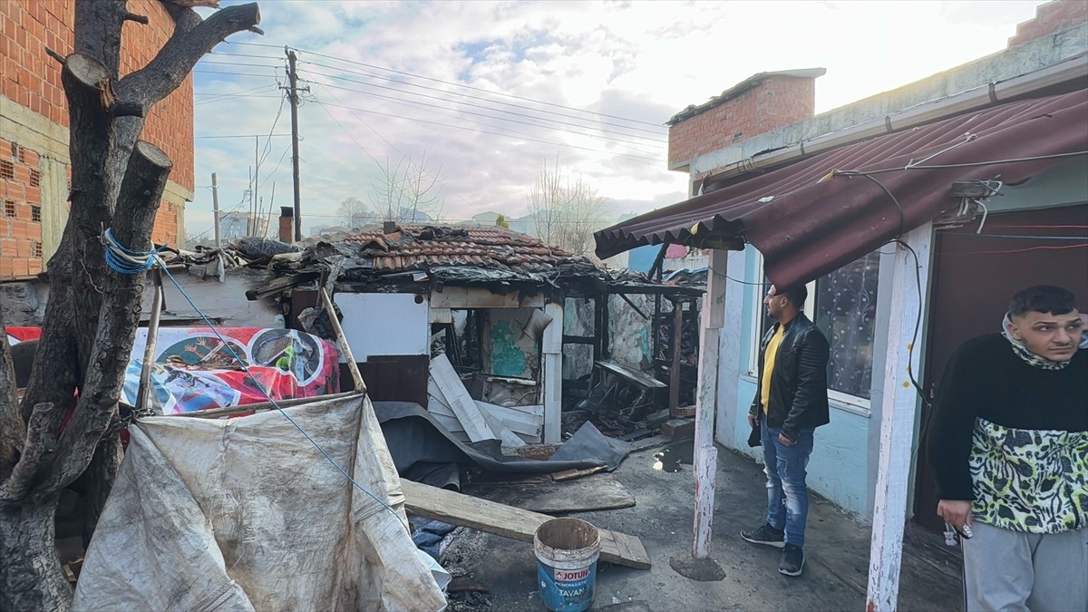 Edirne'de iki evin zarar gördüğü yangın itfaiye ekiplerince söndürüldü.