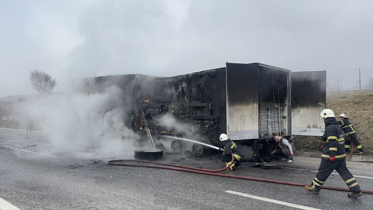 Edirne'de limonata yüklü tırda çıkan yangın itfaiye ekiplerince söndürüldü. Limonata yüklü tırın...