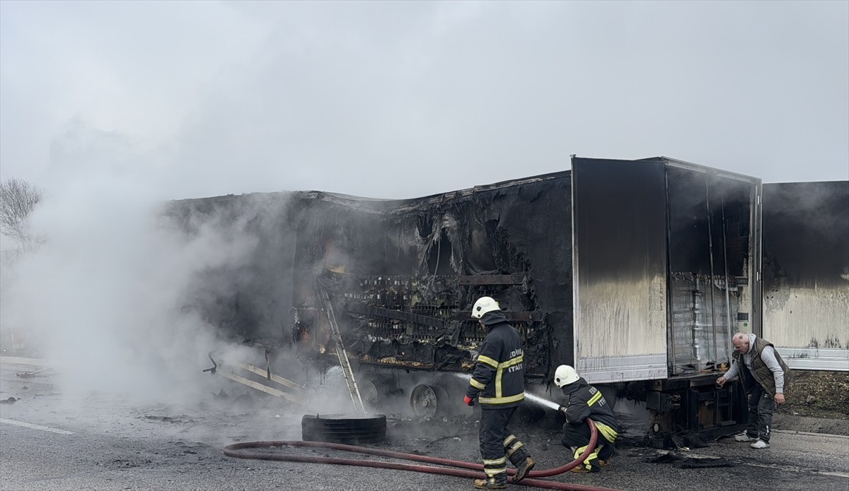 Edirne'de limonata yüklü tırda çıkan yangın itfaiye ekiplerince söndürüldü. Limonata yüklü tırın...