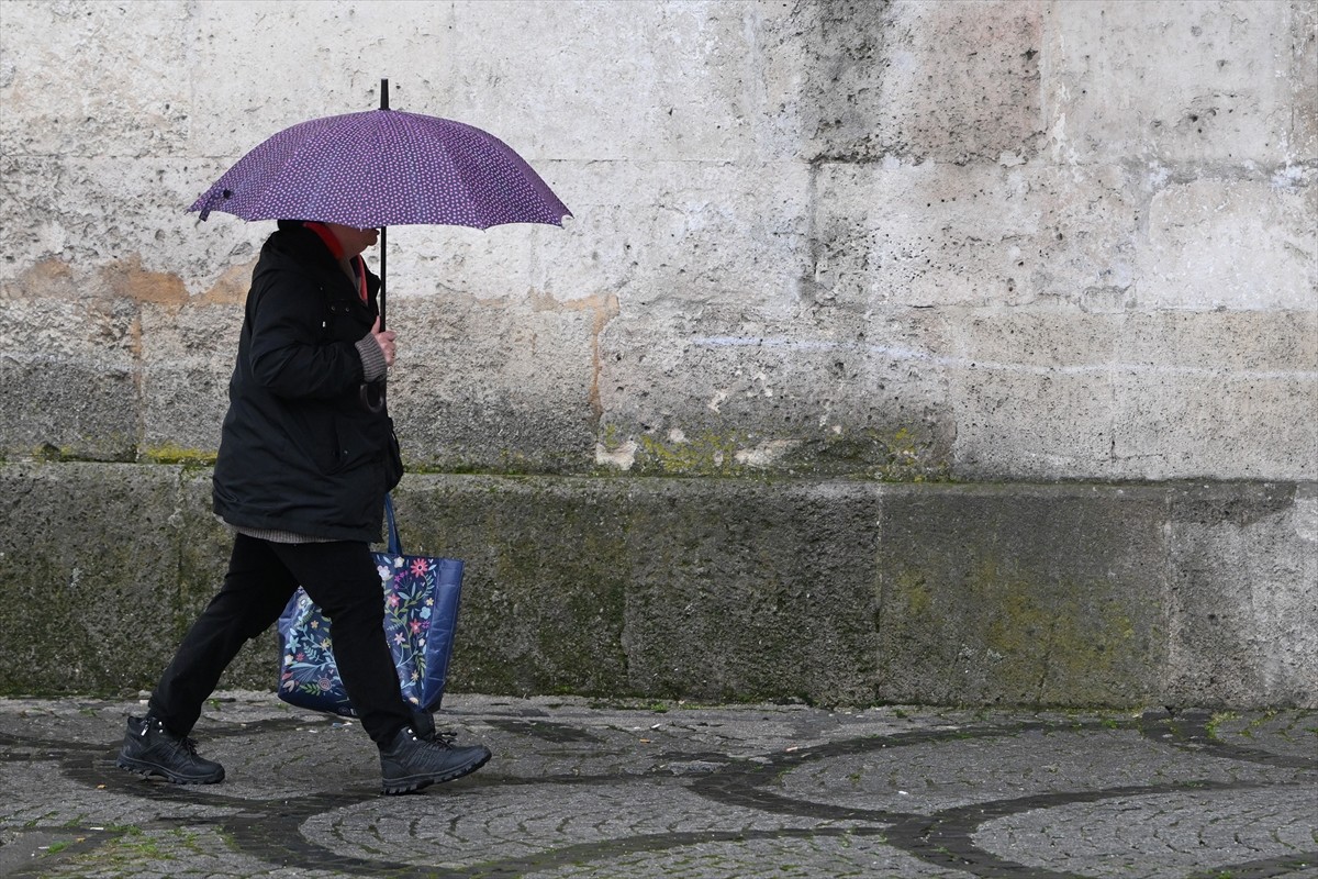 Edirne'de sağanak etkili oldu. Yağış nedeniyle bazı cadde ve sokaklarda yer yer su birikintileri...