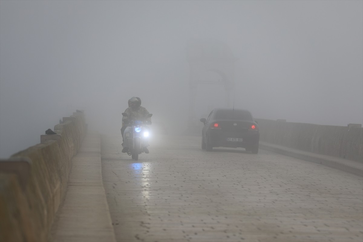 Edirne'de sis yaşamı olumsuz etkiledi. Kentte sabah saatlerinde etkisini artıran sis nedeniyle...