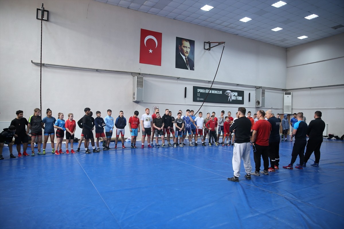 Edirne'de Valilik öncülüğünde düzenlenen güreş kampında Türk ve Bulgar sporcular, antrenman...
