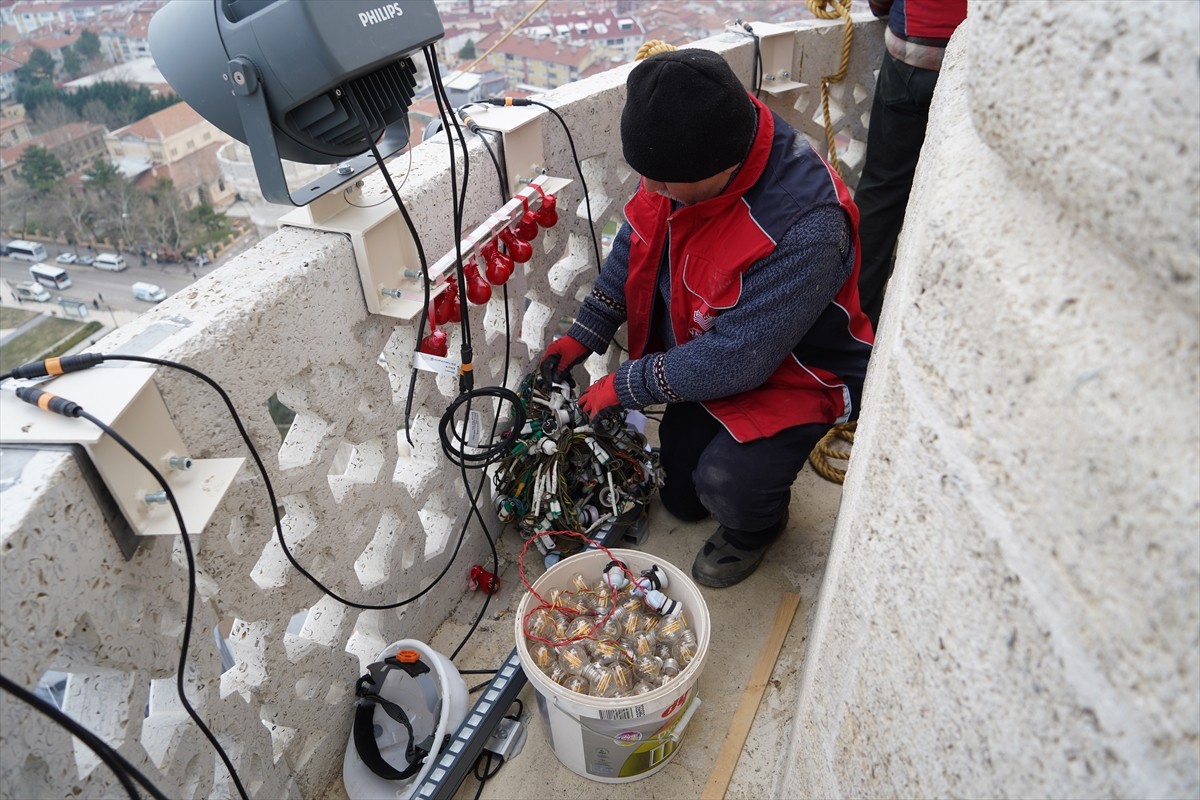 Edirne'deki Selimiye Camisi'nin minareleri arasına "Hoş geldin on bir ayın sultanı" yazılı mahya...
