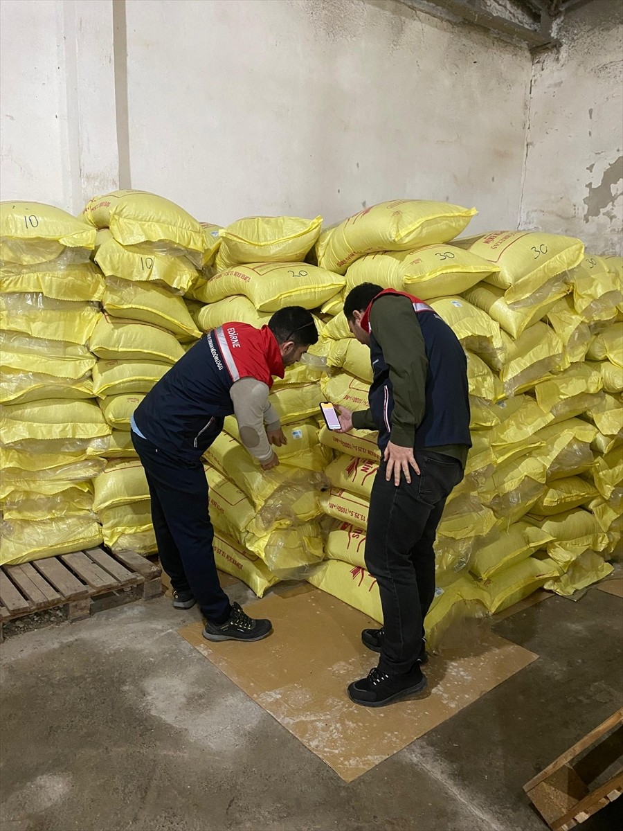 Edirne Tarım ve Orman Müdürlüğü ekipleri, çiftçilerin güvenilir gübreye erişimini temin etmek...