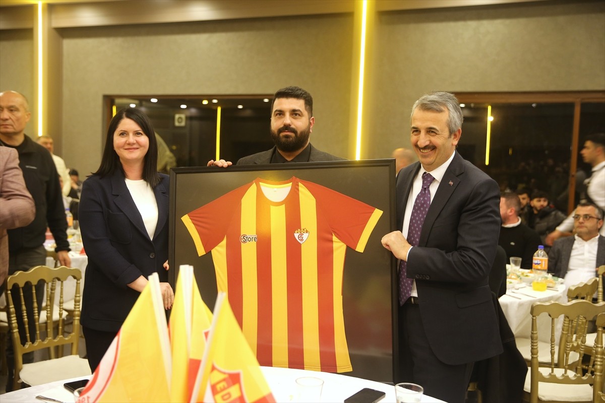 Edirnespor'a maddi gelir sağlamak için kentteki bir tesiste yardımlaşma ve dayanışma etkinliği...