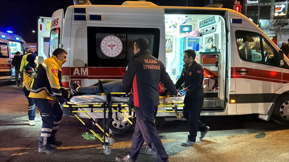 Elazığ'da 2 otomobilin çarpışması sonucu 5 kişi yaralandı. Kaza yerine 112 Acil Sağlık, polis ve...