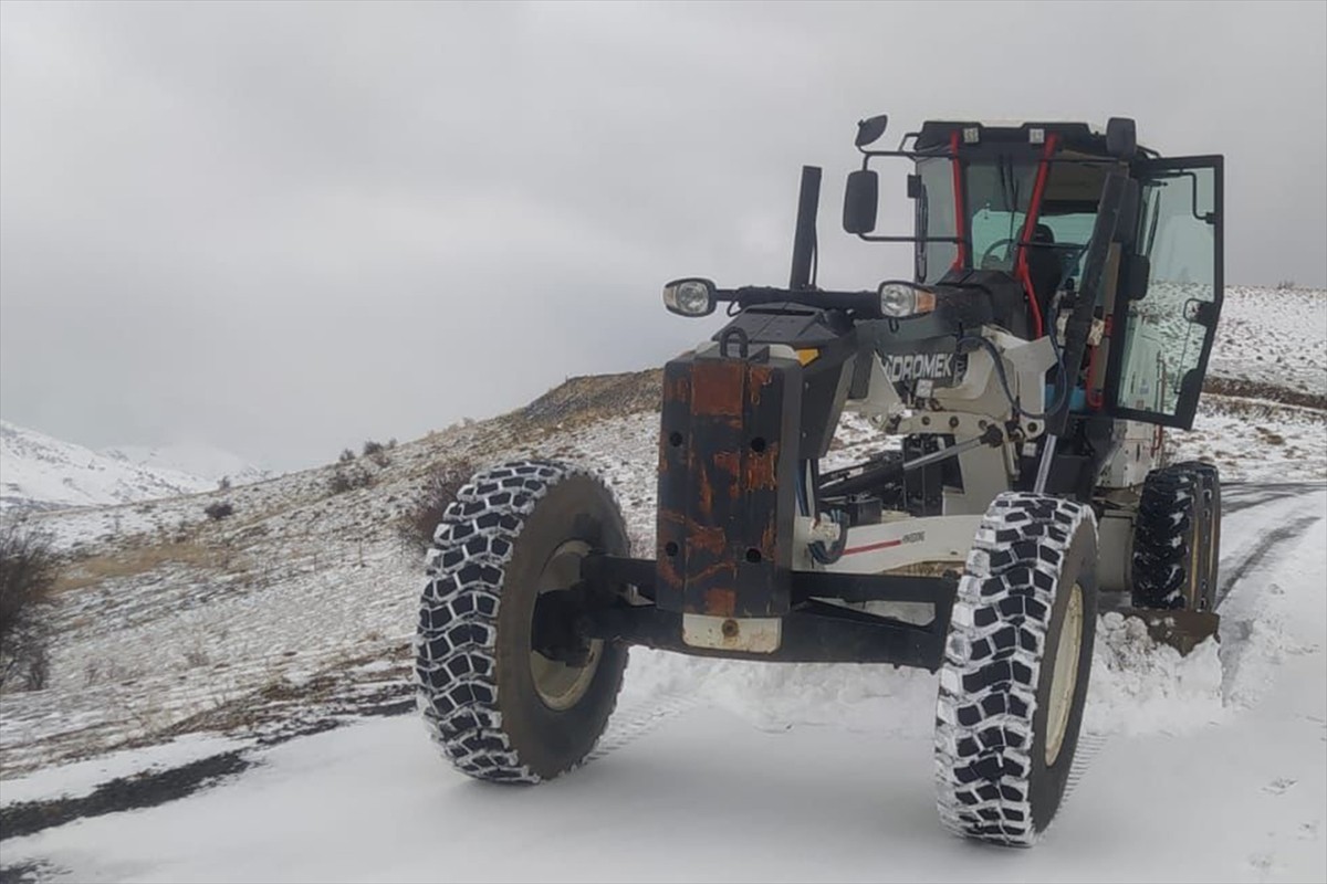 Elazığ'da kar ve tipi nedeniyle kapanan 220 köy yolundan 154'ü ekiplerce ulaşıma açıldı.