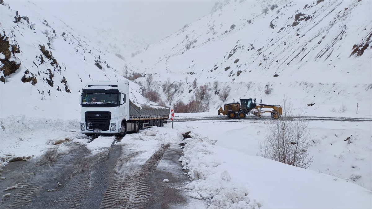 Elazığ'da kar ve tipi nedeniyle kapanan 505 köy yolundan 297'si ulaşıma açıldı. İl Özel İdaresi...
