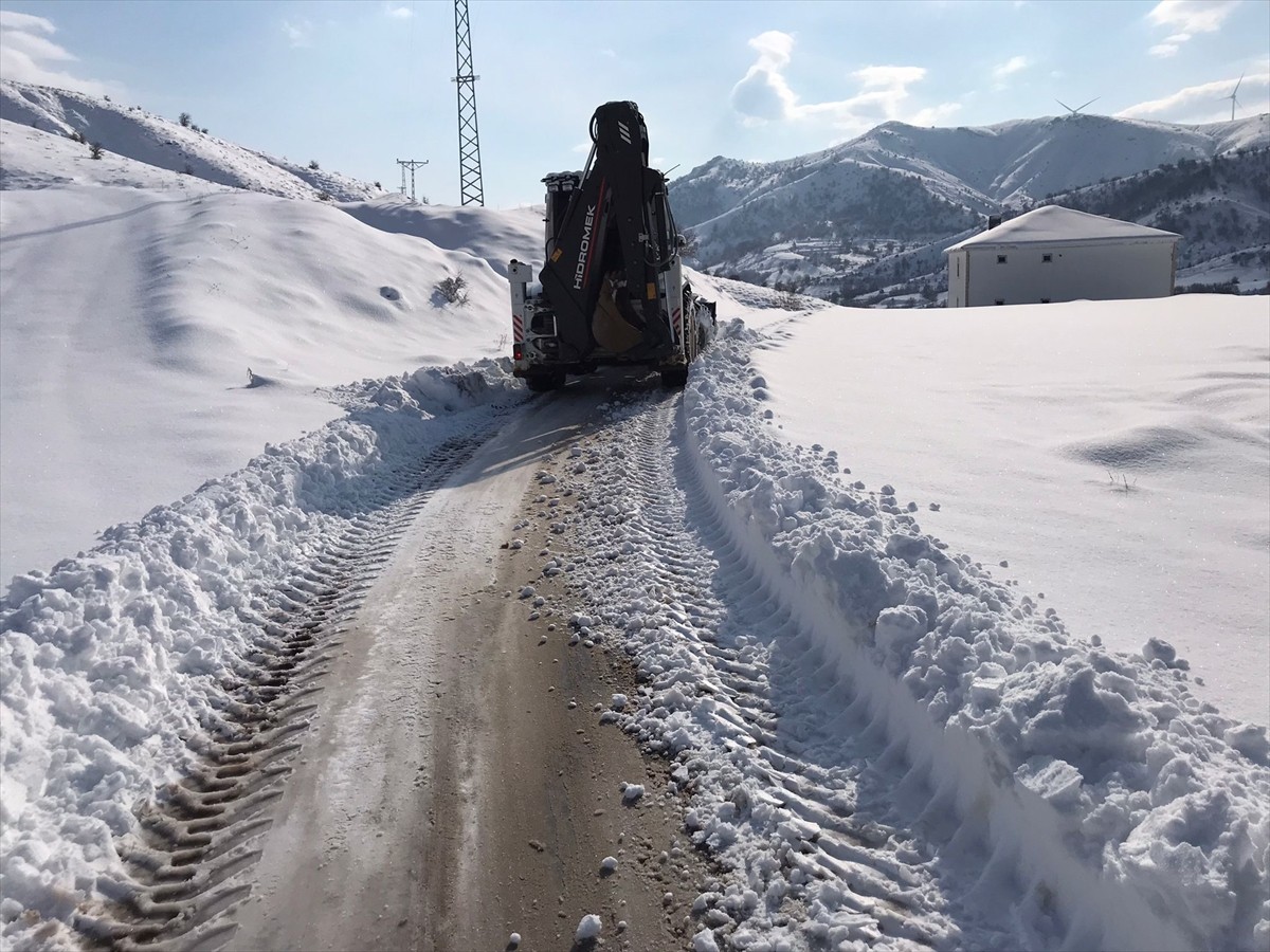 Elazığ'da kar yağışı nedeniyle 54 yerleşim yerinin yolu kapandı. Ekipler, yolların ulaşıma...