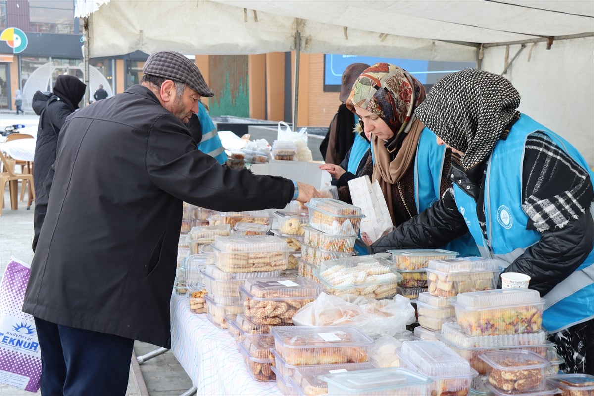Erzincan'da geliri deprem bölgesindeki cami ve Kur’an kurslarına gönderilmek üzere "Hayır Çarşısı"...