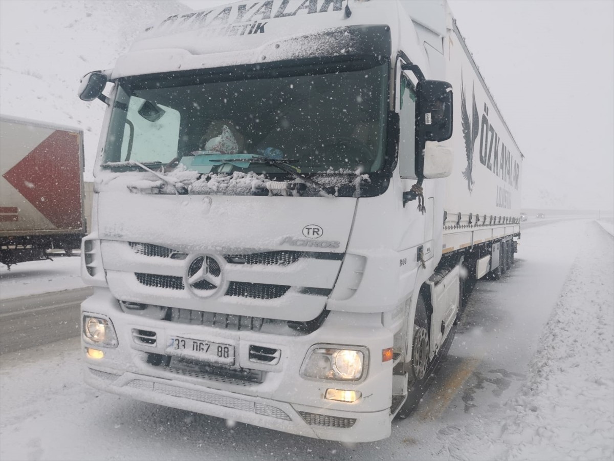 Erzincan'da kar yağışı nedeniyle kara yollarında ulaşım aksadı.