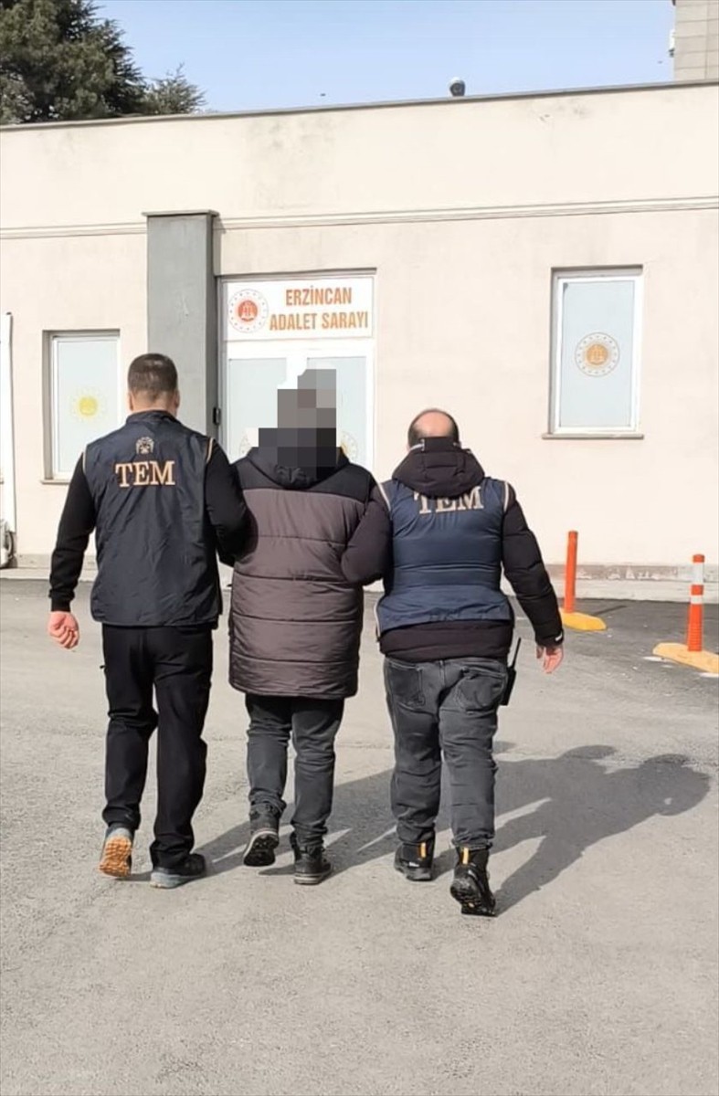 Erzincan'da sosyal medya üzerinden terör örgütü propagandası yaptığı iddiasıyla gözaltına alınan 2...