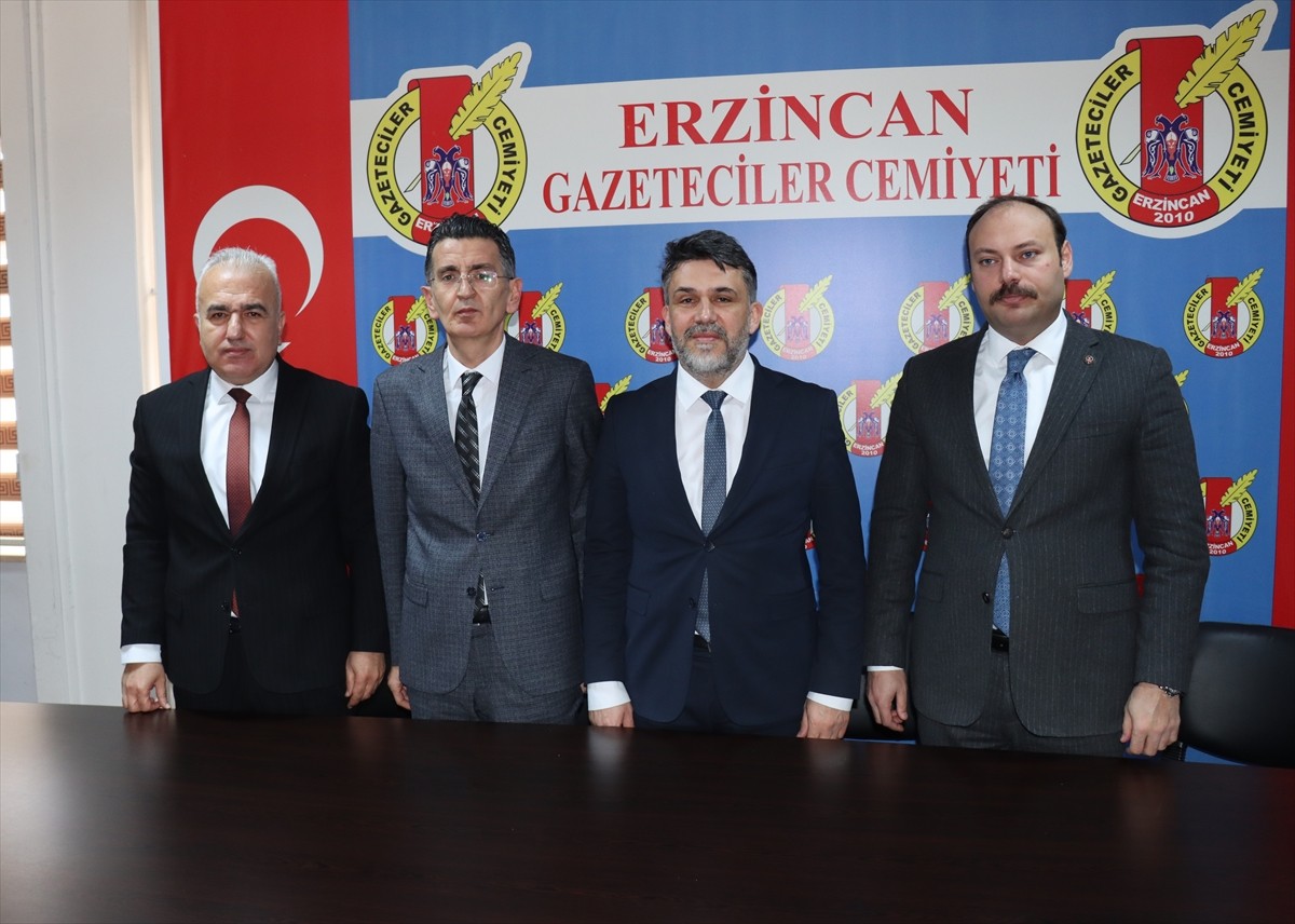 Erzincan’da AK Parti İl Başkanı Alpay Kabadayı, (sağ 2), CHP İl Başkanı Yalçın Tanrıverdi (sağ 3)...