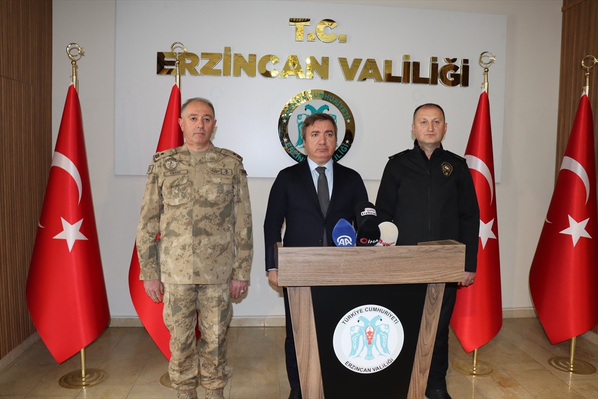 Erzincan Valisi Hamza Aydoğdu, (ortada), Valilik Toplantı Salonu'nda düzenlenen "Huzur, Asayiş ve...