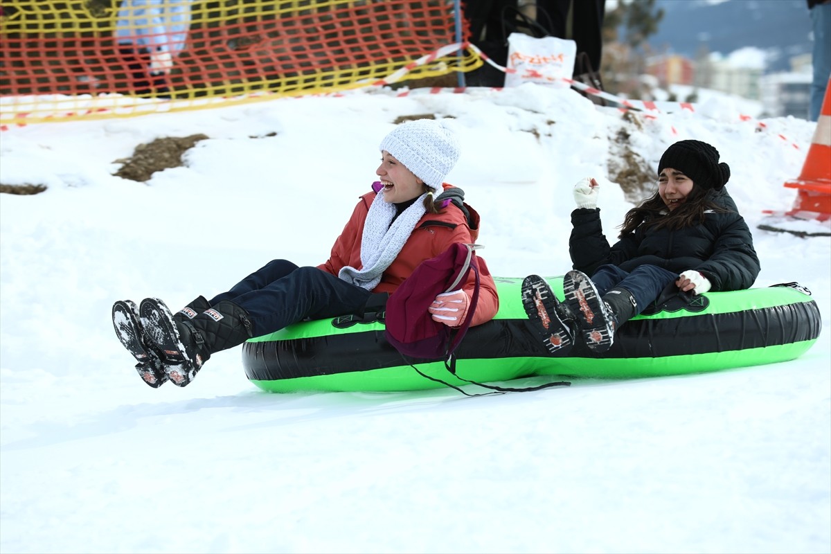 Erzurum'da, Atatürk Üniversitesince hazırlanan yeni kızak pistinde kayak ve kızağın yanında "snow...