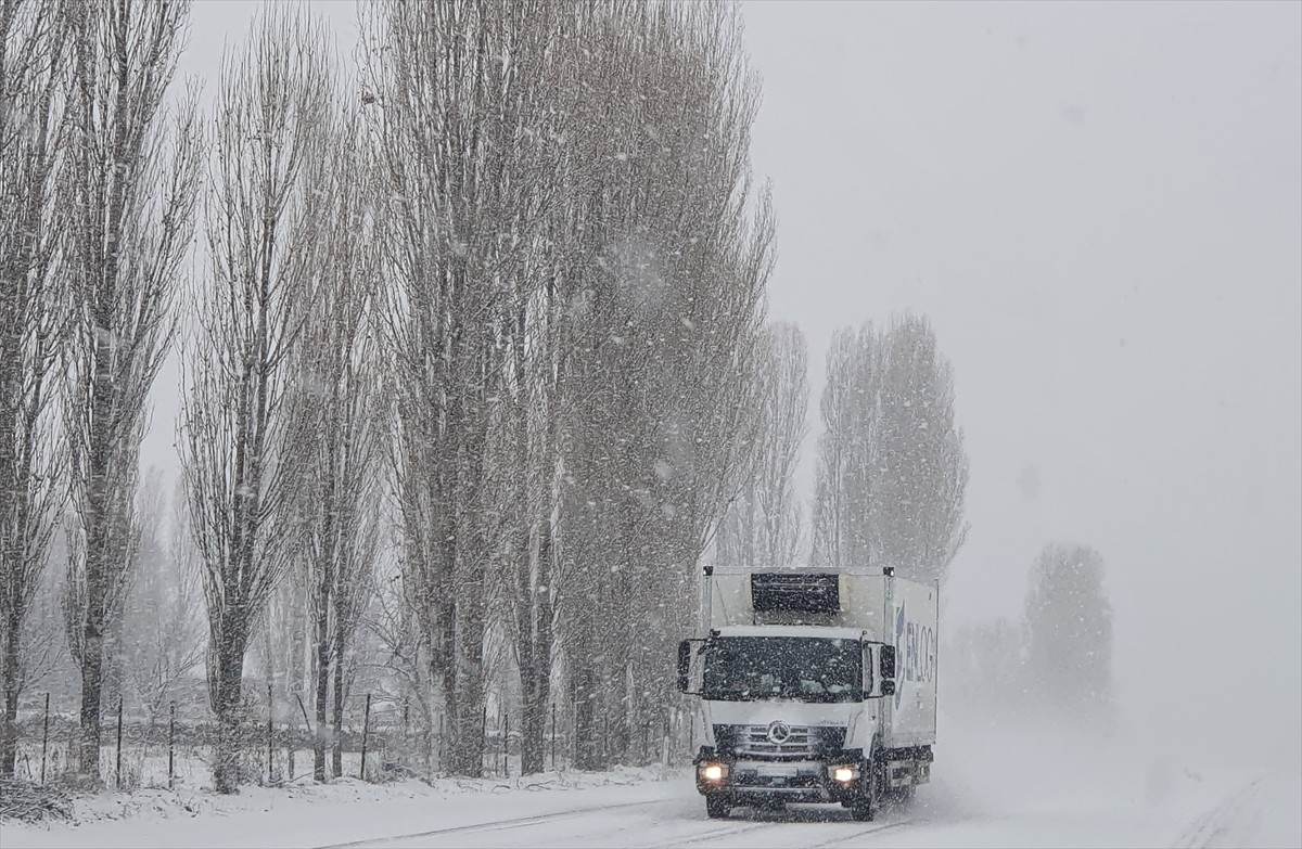 Erzurum'da dün akşam hafif şekilde başlayan ve gece saatlerinde etkisini artıran kar, kenti...
