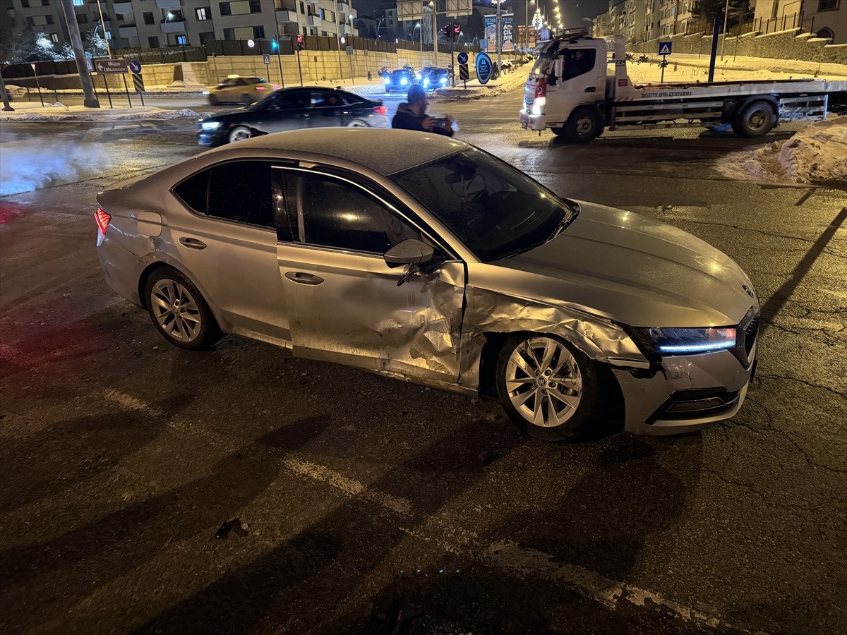  Erzurum'da hafif ticari araç ile otomobilin çarpışması sonucu 7 kişi yaralandı.