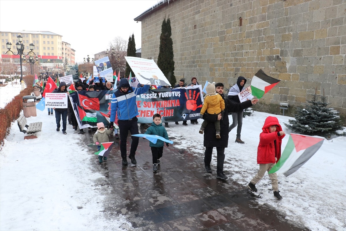 Erzurum'da hekimler ve sağlık çalışanları, İsrail'in Gazze'ye yönelik saldırılarını protesto etmek...