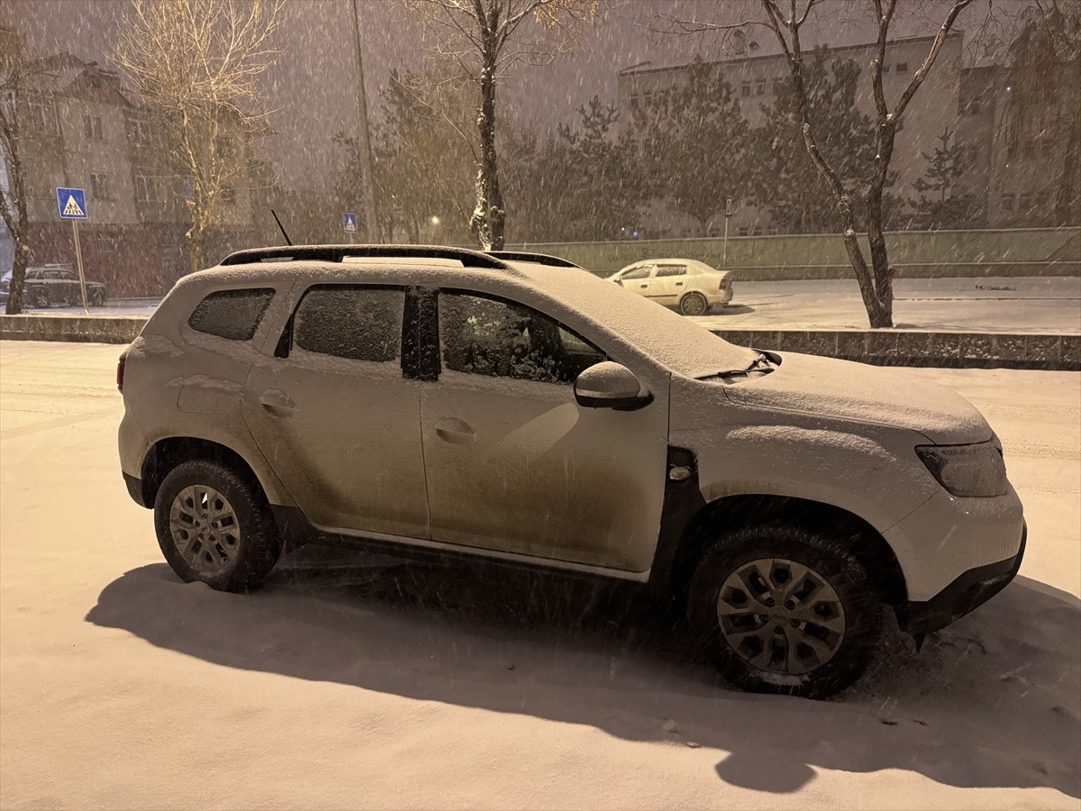 Erzurum'da kar yağışı etkili oluyor. Kar nedeniyle cadde ve sokaklar beyaza büründü.