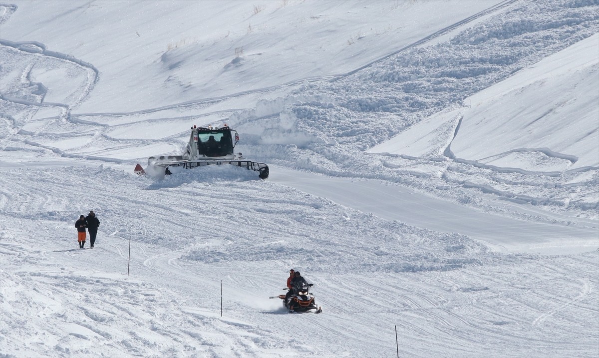 Erzurum'daki Palandöken Dağı'nda "Yusufun Deresi" mevkisi diye tabir edilen bölgeden çığ düştü....