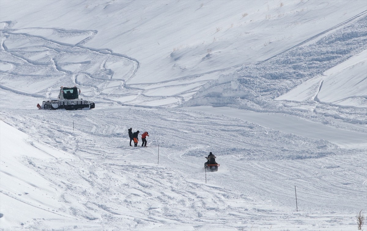 Erzurum'daki Palandöken Dağı'nda "Yusufun Deresi" mevkisi diye tabir edilen bölgeden çığ düştü....