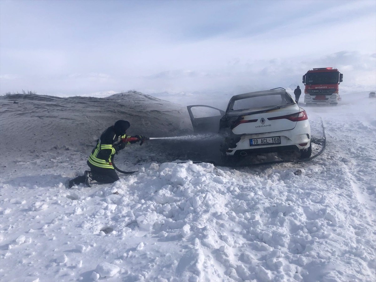 Erzurum'un Horasan ilçesinde seyir halindeki otomobil, çıkan yangın sonucu kullanılamaz hale...