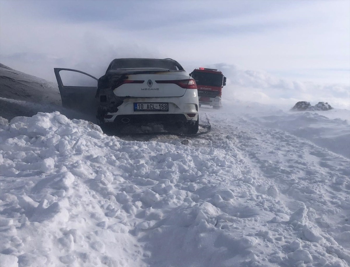 Erzurum'un Horasan ilçesinde seyir halindeki otomobil, çıkan yangın sonucu kullanılamaz hale...