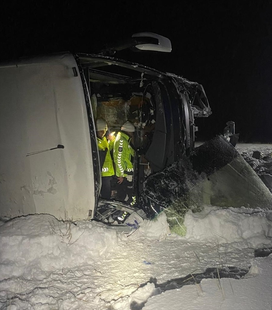 Erzurum'un Horasan ilçesinde yolcu otobüsünün devrilmesi sonucu 37 kişi yaralandı. Kaza yerine...