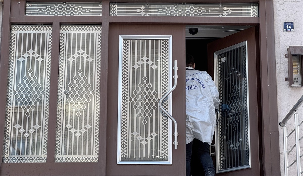 Erzurum'un Palandöken ilçesinde bir apartman dairesinde çıkan yangında 3 kişi dumandan etkilendi....