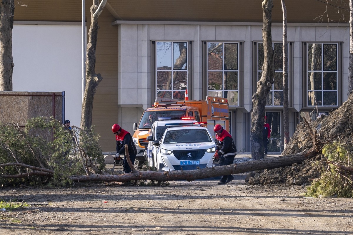 Esenler'de, 6 Şubat depremlerinin ikinci yılı dolayısıyla 7,5 büyüklüğünde deprem senaryosuyla...