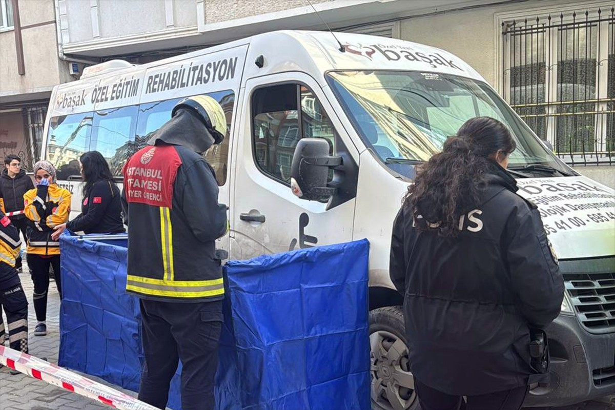 Esenyurt'ta servis minibüsün çarparak altına aldığı çocuk hayatını kaybetti. İhbar üzerine olay...