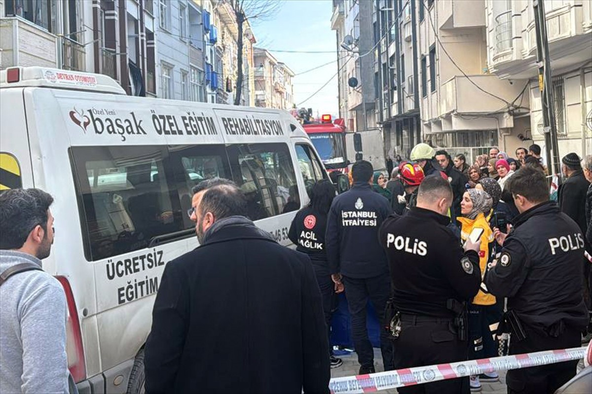 Esenyurt'ta servis minibüsün çarparak altına aldığı çocuk hayatını kaybetti. İhbar üzerine olay...