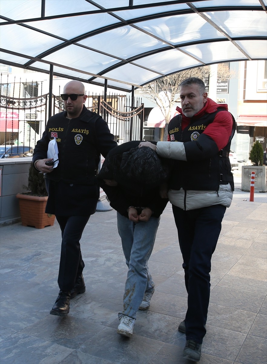 Eskişehir'de kendisini telefonda kamu görevlisi olarak tanıtıp 2 kişiyi dolandırdığı iddiasıyla...