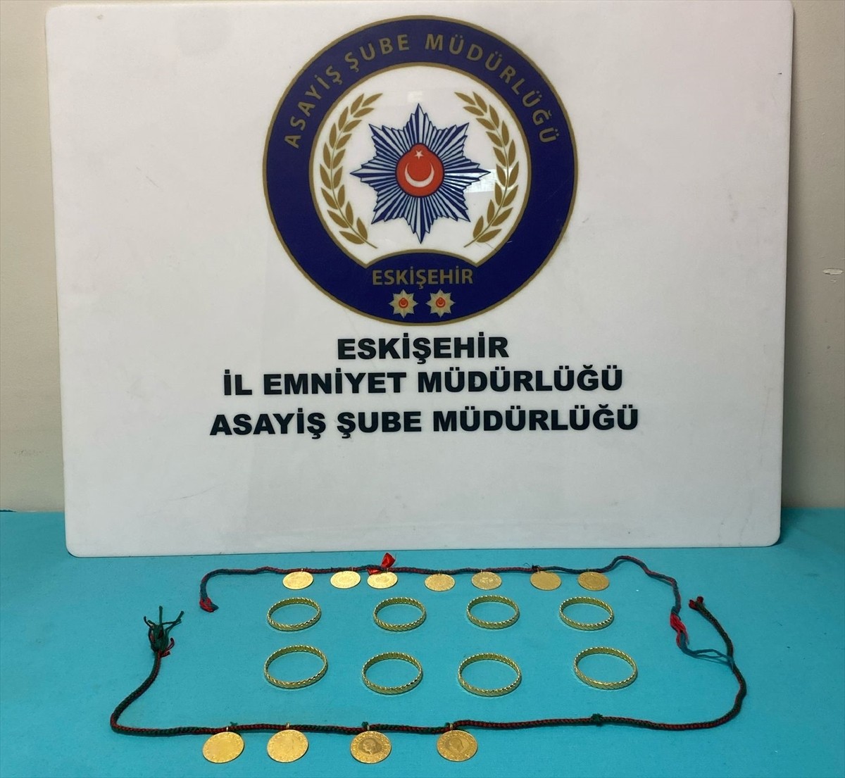 Eskişehir'de kendisini telefonda kamu görevlisi olarak tanıtıp 2 kişiyi dolandırdığı iddiasıyla...