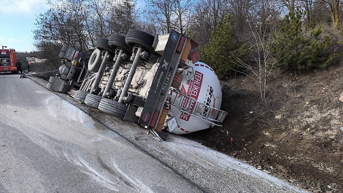 Eskişehir'in İnönü ilçesinde akaryakıt tankerinin devrilmesi sonucu 1 kişi hayatını...