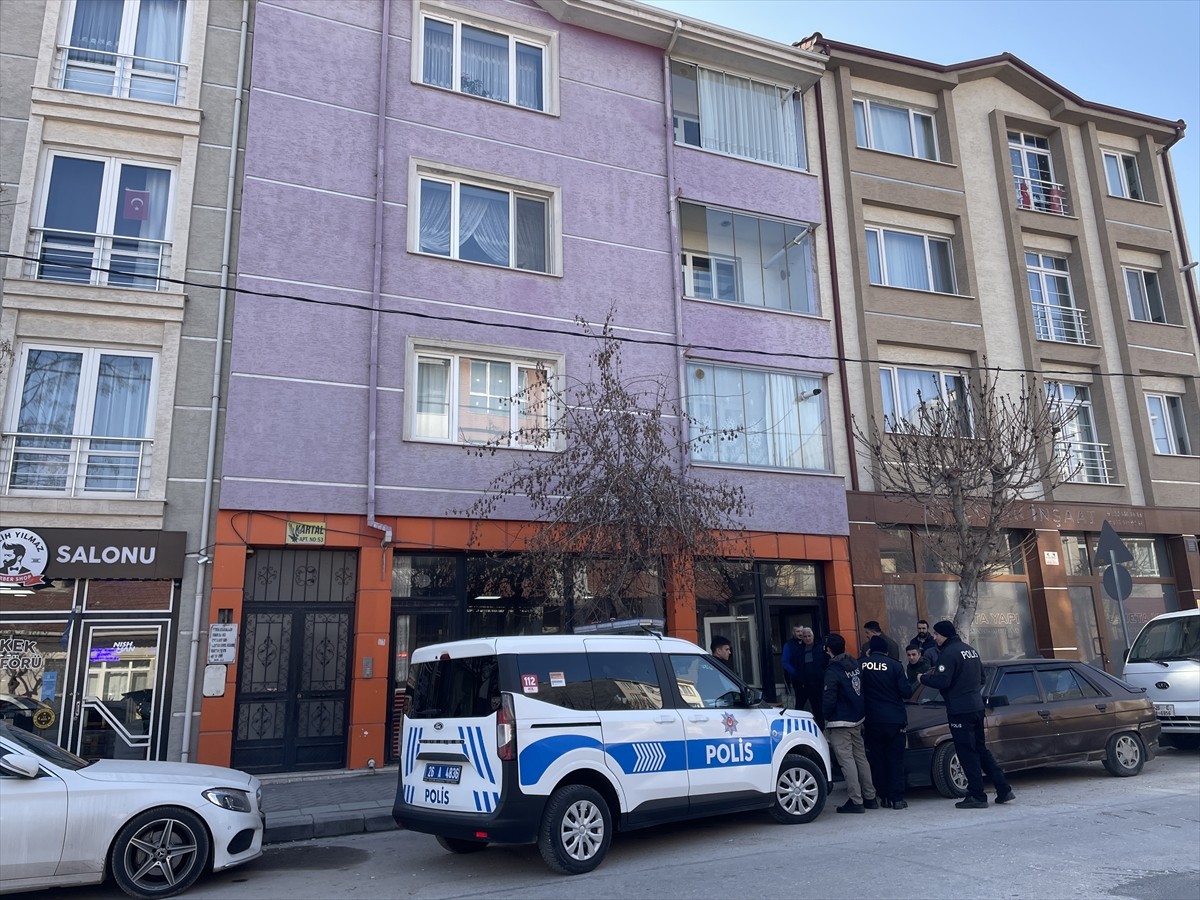 Eskişehir'in Tepebaşı ilçesinde bir binanın ikinci katındaki dairenin balkonundan düşerek...