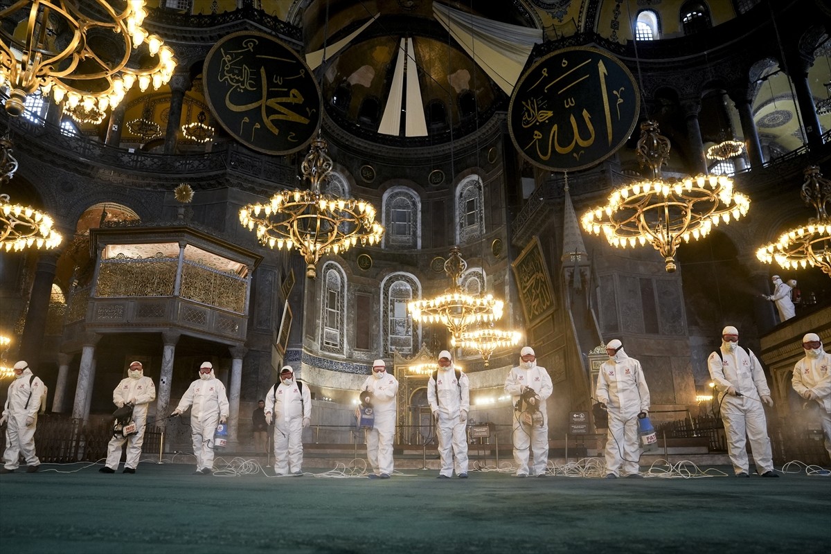 Fatih Belediyesi ekipleri, ramazana günler kala Ayasofya-i Kebir Cami-i Şerifi'nde temizlik ve...