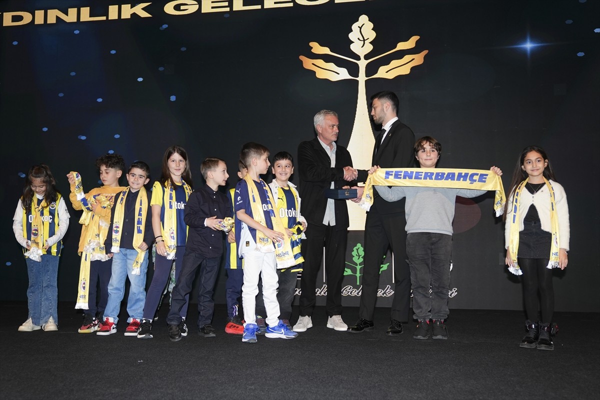 Fenerbahçeli üniversite öğrencilerinin oylarıyla katıldığı "Aydınlık Gelecek Ödülleri" sahiplerini...