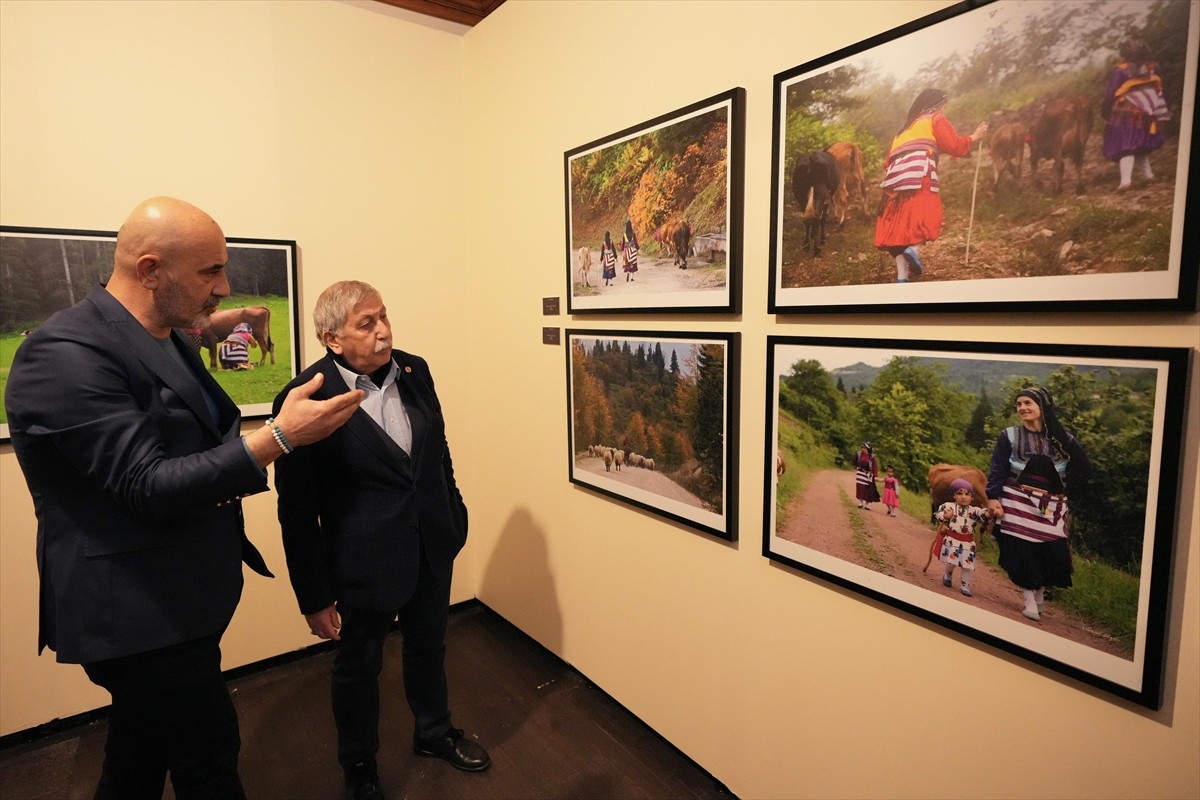 Fotoğraf sanatçısı ve yazar Varol Uzlu'nun "Bu Topraklarda Kadın Olmak" adlı sergisi, Beyoğlu...
