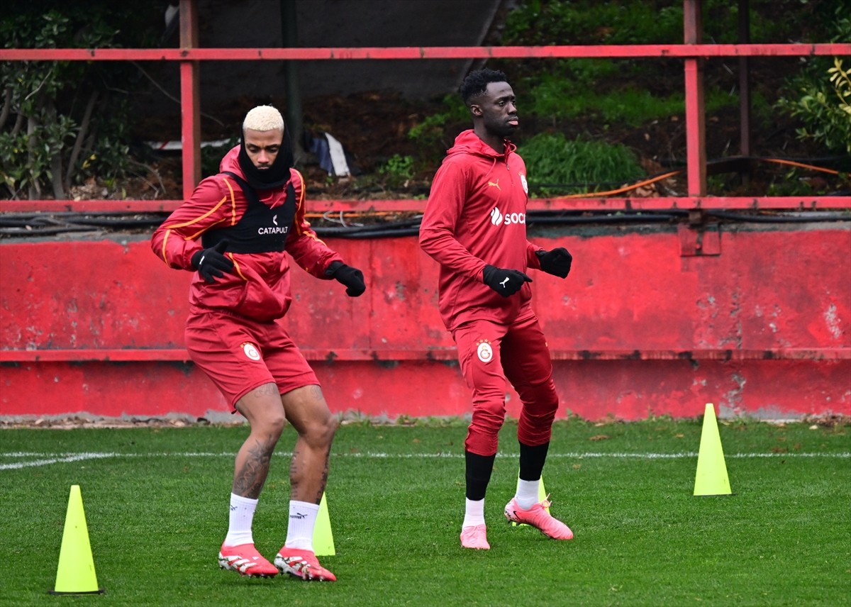Galatasaray, UEFA Avrupa Ligi son 16 play-off turu ilk maçında Hollanda temsilcisi AZ Alkmaar ile...